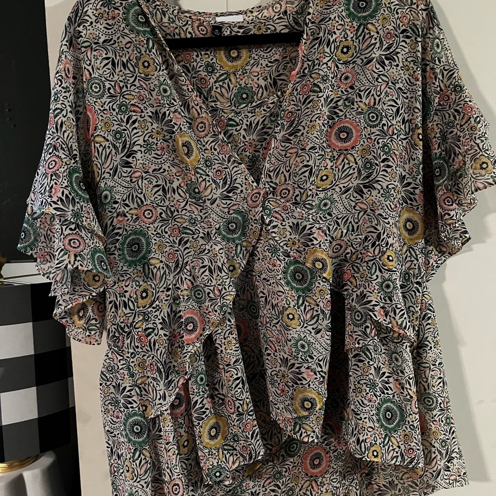 Cabi layered short sleeve floral blouse size medium